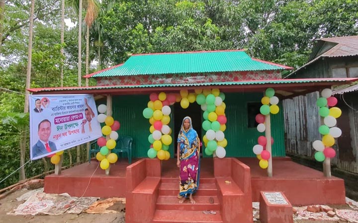কালবৈশাখী ঝড় কেড়ে নিলো ঘর, অসহায় নারীর পাশে ডেপুটি স্পিকার
